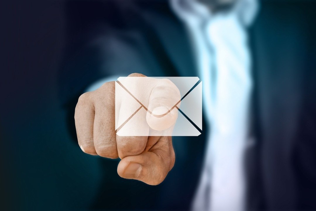 newsletter-finger-mit-email-teaser-1080x720px